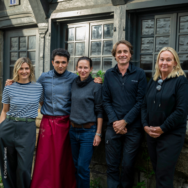 Am Set von „Mittwochs am Meer“ (v.l.n.r.): Die Darsteller Morgane Ferru und David Vormweg, Regisseurin Christine Rogoll, Kameramann Alexander Palm und Produzentin Ariane Krampe (Bantry Bay) (Credit: ARD Degeto Film / Bantry Bay / Christine Tamalet)