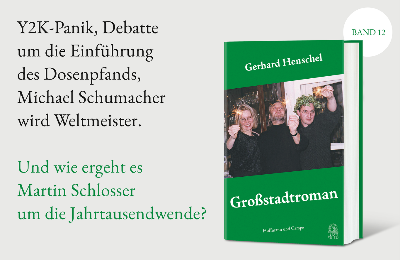 Werbegrafik für „Gerhard Henschel – Großstadtroman, Band 12“ von Hoffmann und Campe. Rechts das grüne Buchcover mit einem Foto einer feiernden Gruppe, links der Text: „Y2K-Panik, Debatte um die Einführung des Dosenpfands, Michael Schumacher wird Weltmeister. Und wie ergeht es Martin Schlosser um die Jahrtausendwende?“ Weiß-grüner Hintergrund mit Verlagssignet unten rechts.